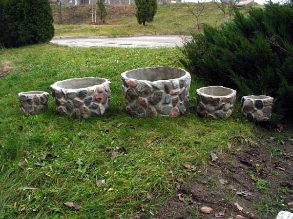 Akmenimis dekoruoti lauko ir vidaus vazonai, vazos