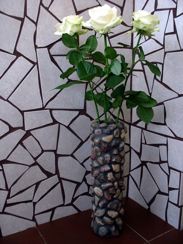 Akmenimis dekoruoti lauko ir vidaus vazonai, vazos