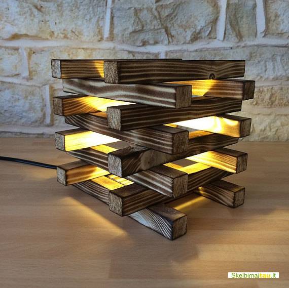 Degintos medienos interjero detalės