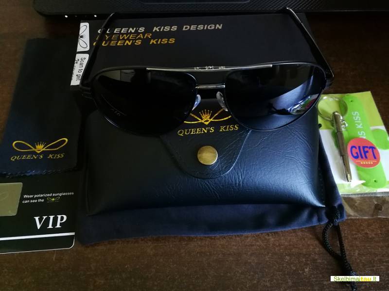 Polerizuoti išskirtiniai patrauklūs firminiuose dėkluose aki