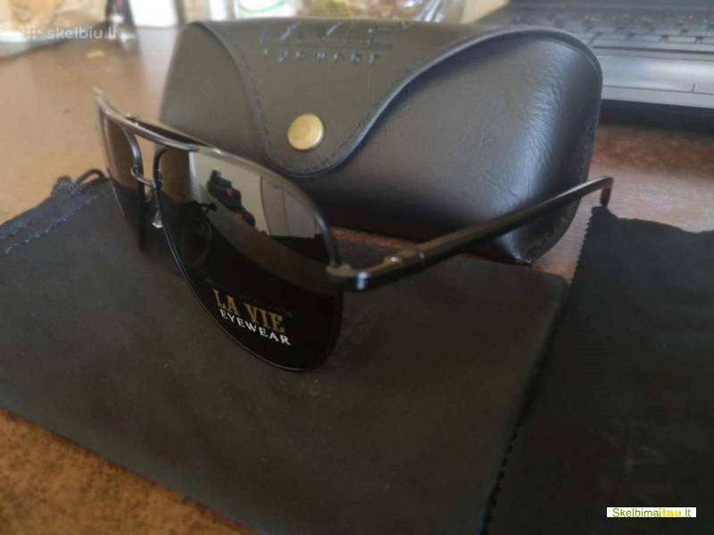 Polerizuoti išskirtiniai patrauklūs firminiuose dėkluose aki