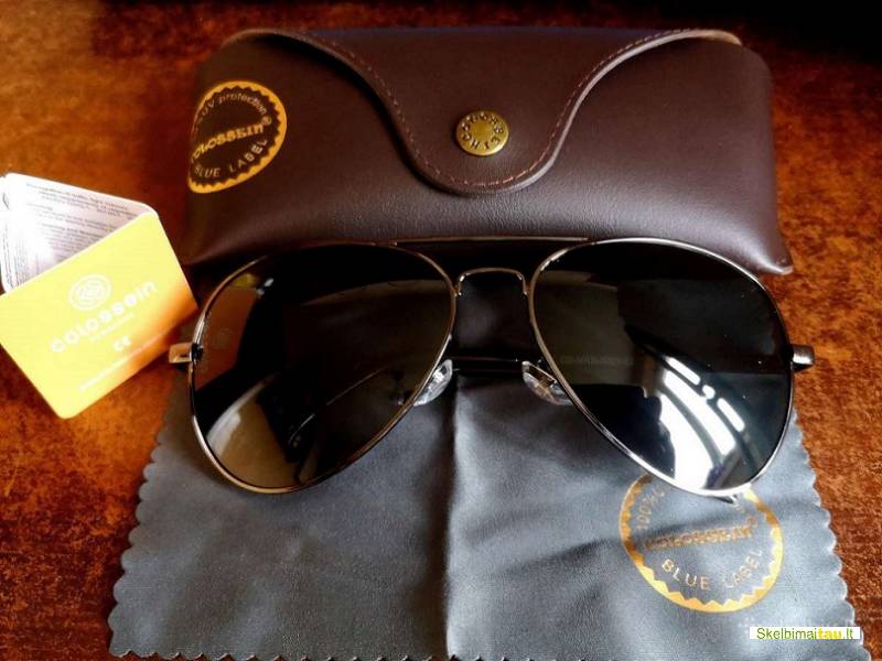 Polerizuoti išskirtiniai patrauklūs firminiuose dėkluose aki