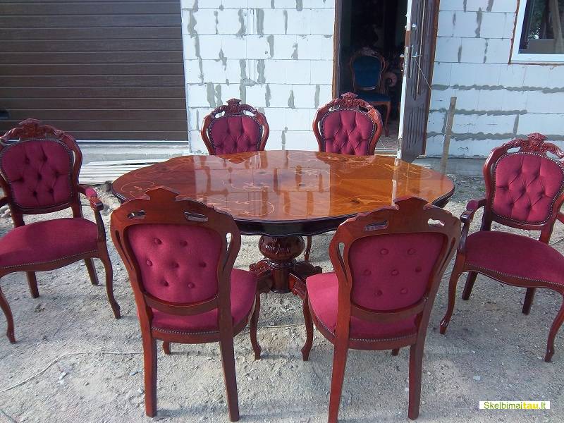 Klasikiniai stalai, sofos, indaujos, komodos