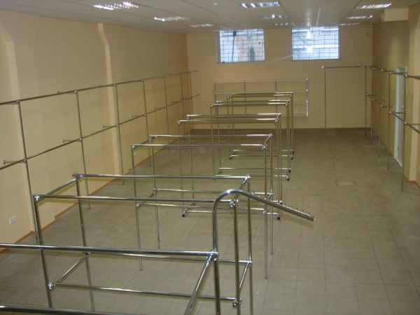 Naudota prekybinė įranga drabužių parduotuvei
