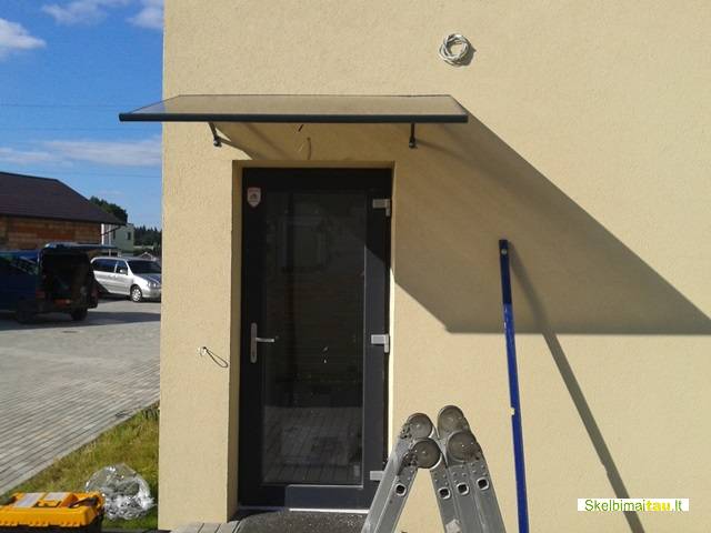 Stogeliai virš durų