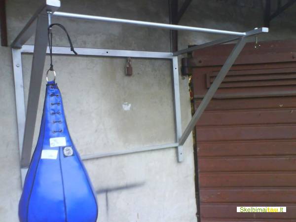 Skersinis prisitraukimams tvirtinamas prie sienos